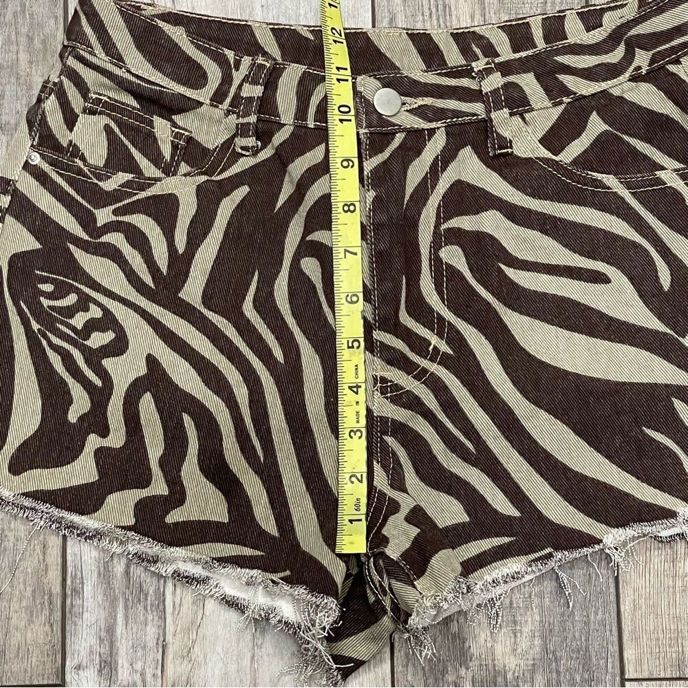 SHEIN High Waist Raw Hem Tiger Striped Short Shorts Brown Cream Size Small - Picture 4 of 8